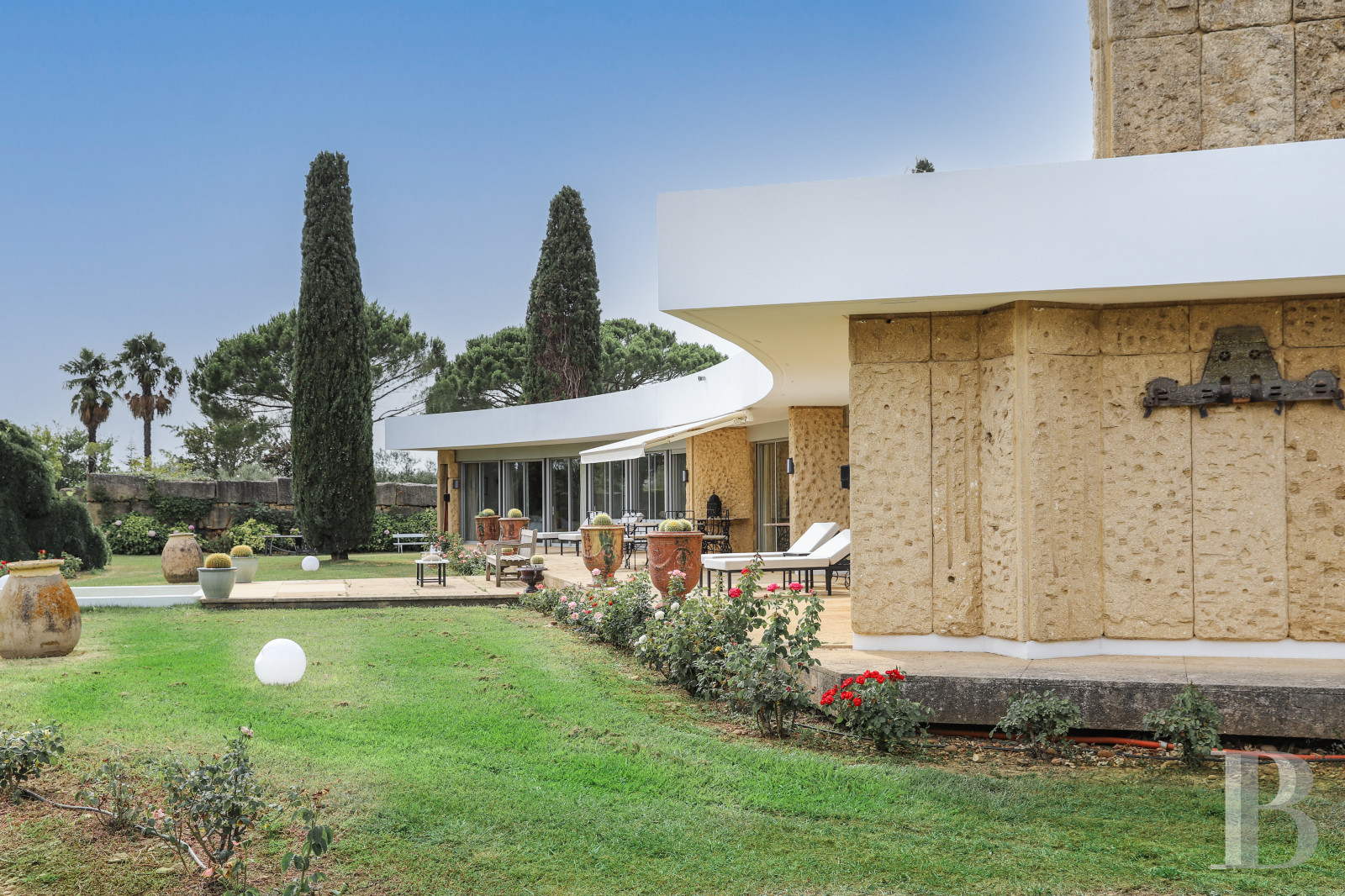 A villa designed and built by a Modernist architect in the heart of an arboreal estate close to Nîmes - photo  n°8